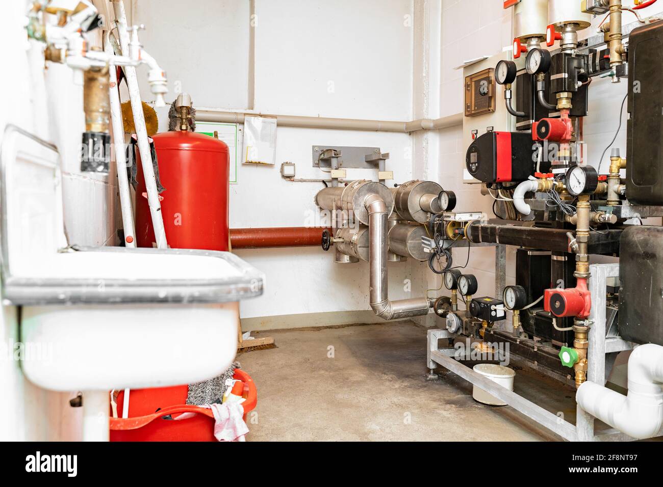 Sala tecnica con dispositivi per il controllo della temperatura del acqua Foto Stock