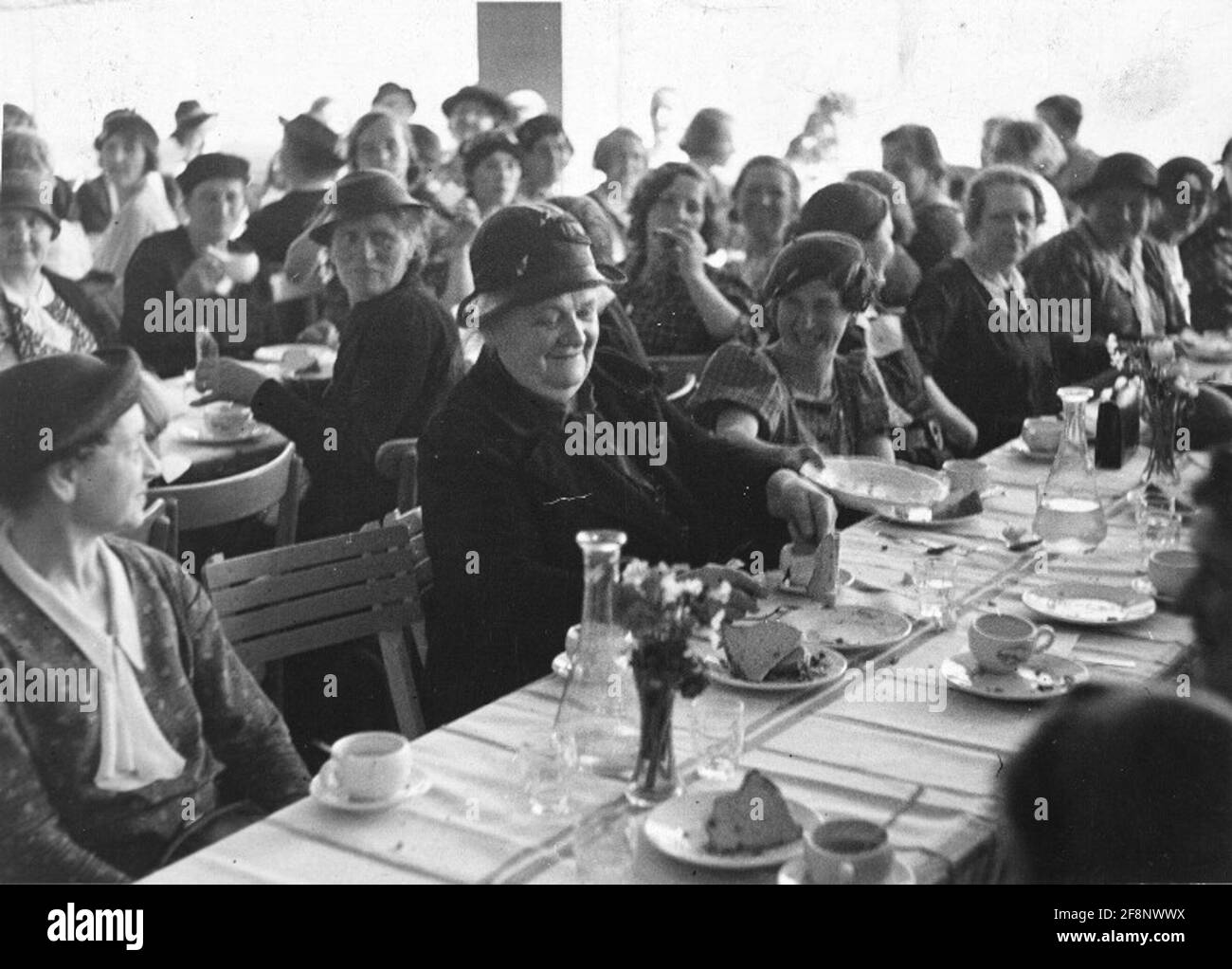 La festa della mamma sulle madri Kahlberg si tiene nel ristorante del Kahlenberg con caffè e torta. Foto Stock