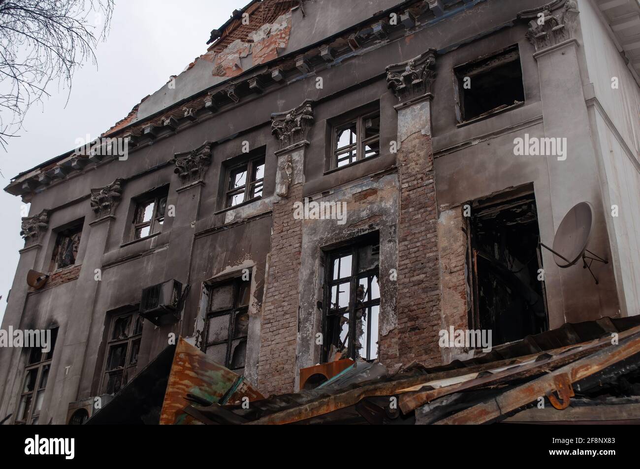 Rovine di casa dopo grande disastro - fuoco. Foto Foto Stock