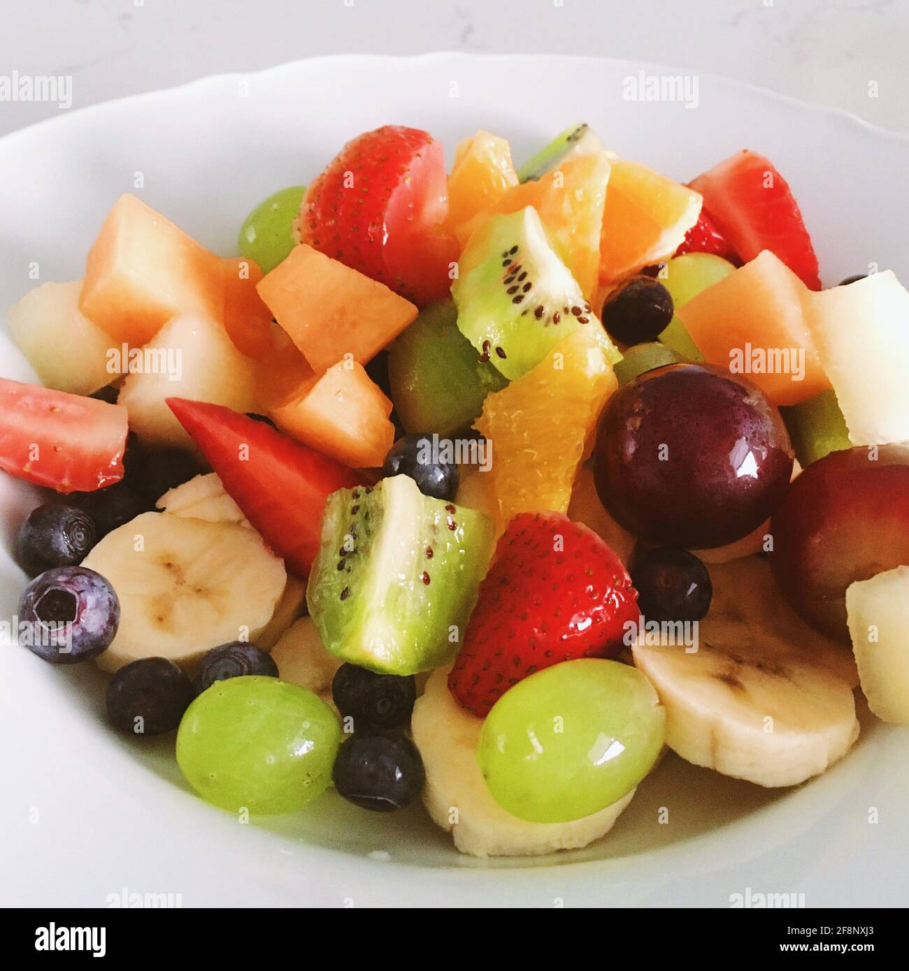 Macedonia di frutta fresca come concetto di alimentazione sana e dieta  naturale, frutta organica mista in una ciotola Foto stock - Alamy