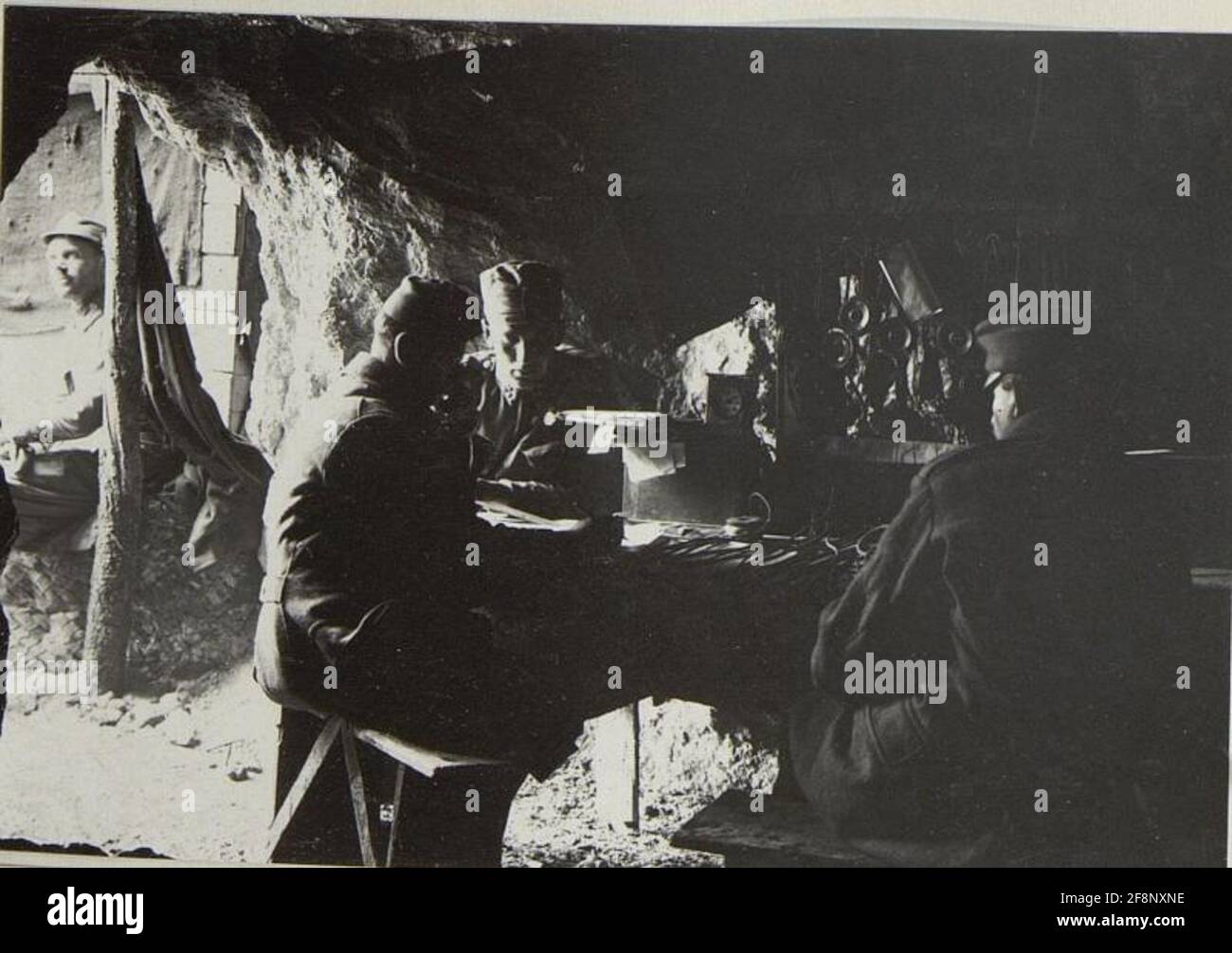 Madal, Rgmts.-Centro telefonico in una caverna. . Foto Stock