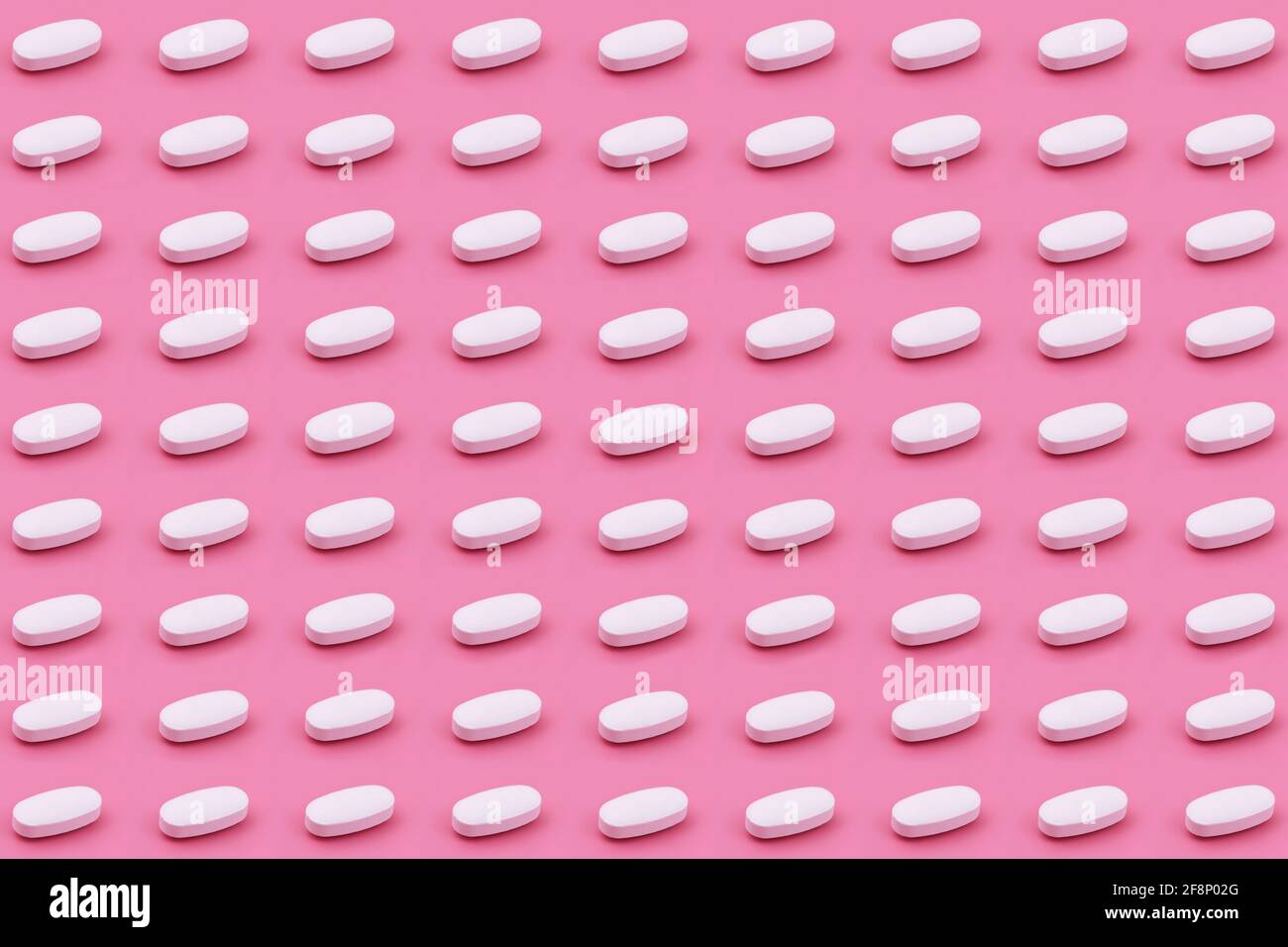 Compressa di medicina farmaceutica bianca su sfondo rosa, concetti creativi di medicina stile minimale con sfondo colorato di carta Foto Stock