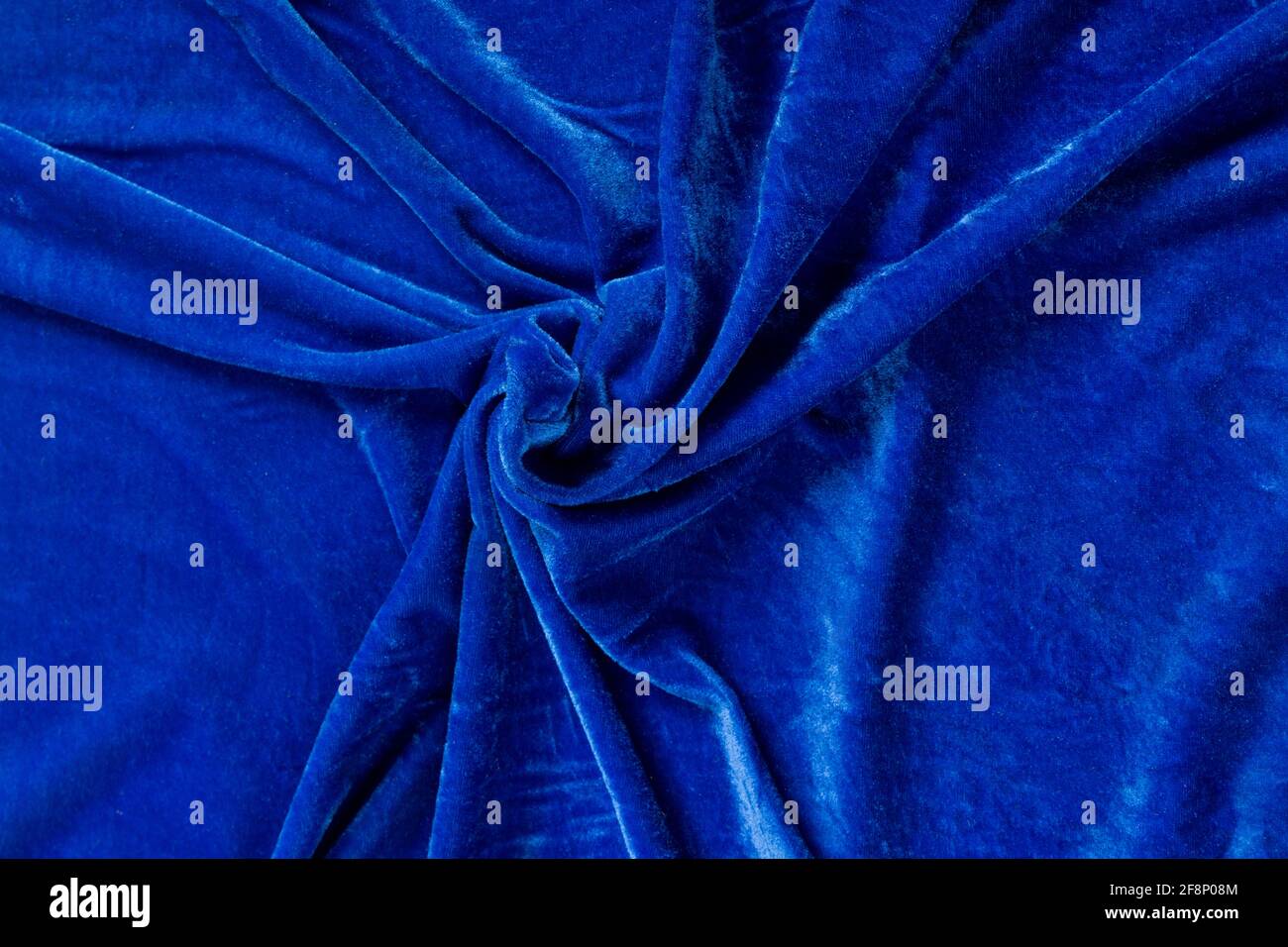 Tessuto satinato di colore blu ripiegato in pieghe e onde con luci e  texture che brillano nella luce Foto stock - Alamy