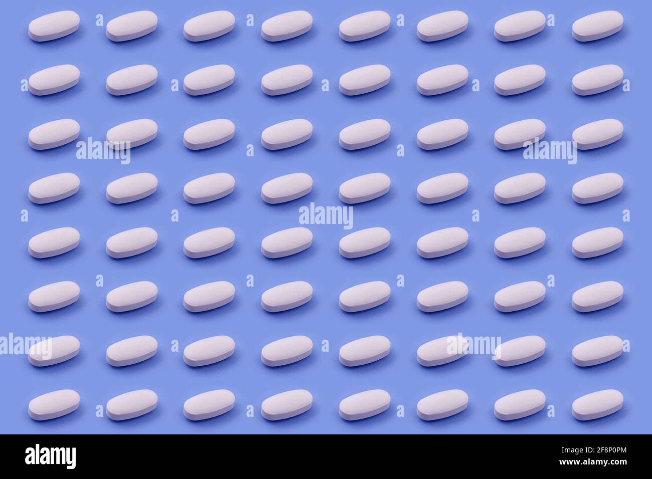 Compressa di medicina farmaceutica bianca su sfondo blu, concetti creativi di medicina stile minimale con sfondo colorato di carta Foto Stock