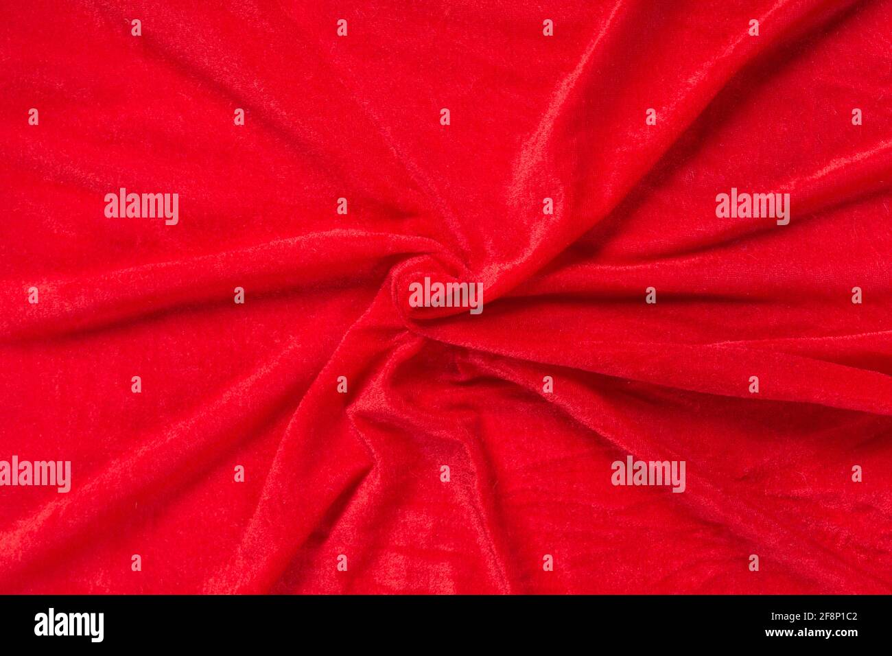 Tessuto satinato di colore rosso ripiegato su pieghe e onde con luci e  texture che brillano nella luce Foto stock - Alamy