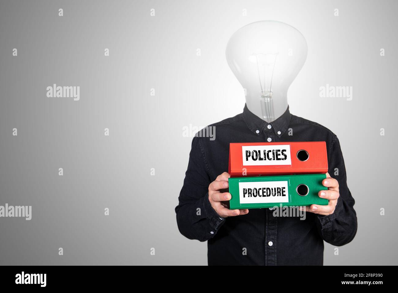 Politiche e procedure. Uomo d'affari astratto con cartelle di documenti in mano. Foto Stock