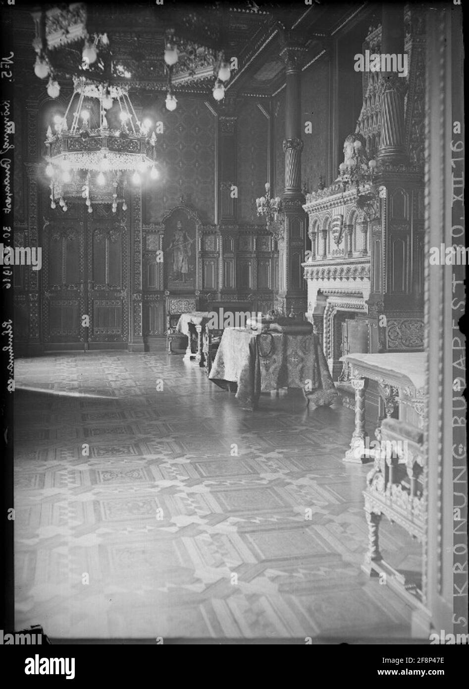 Incoronazione dell'imperatore Carlo a Budapest incoronazione al re d'Ungheria (Karl IV) Le insegne reali nel castello reale. Foto Stock