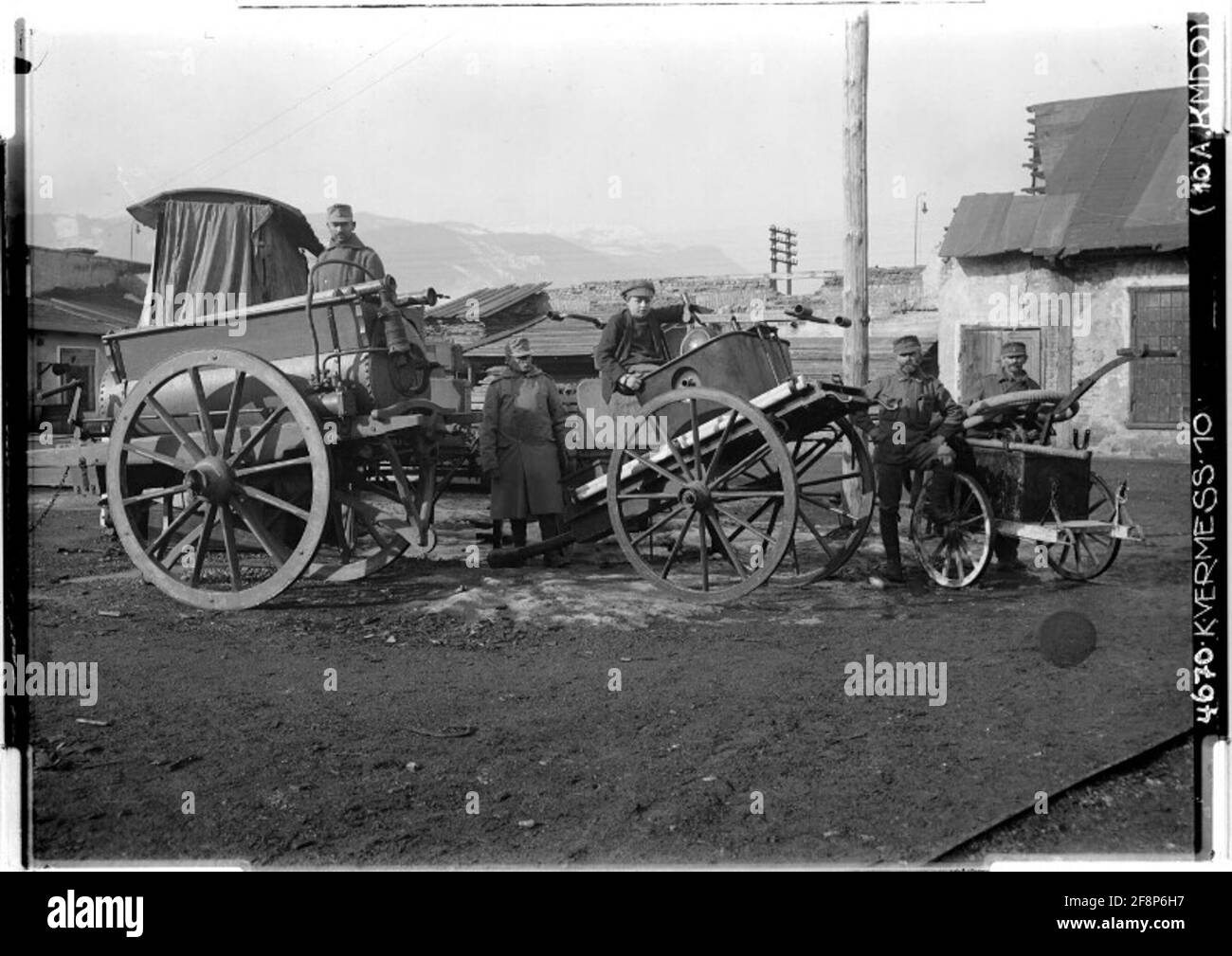 Punto di raccolta per i materiali da guerra a Villach catturato il veicolo italiano estintore. Fotografo: 10. Armeekommando. Foto Stock