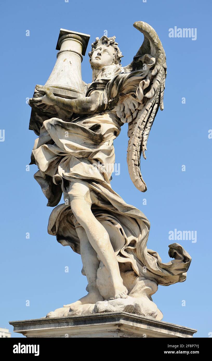 Italia, Roma, statua angelo sul ponte Sant'Angelo, angelo con la colonna di Antonio raggi Foto Stock