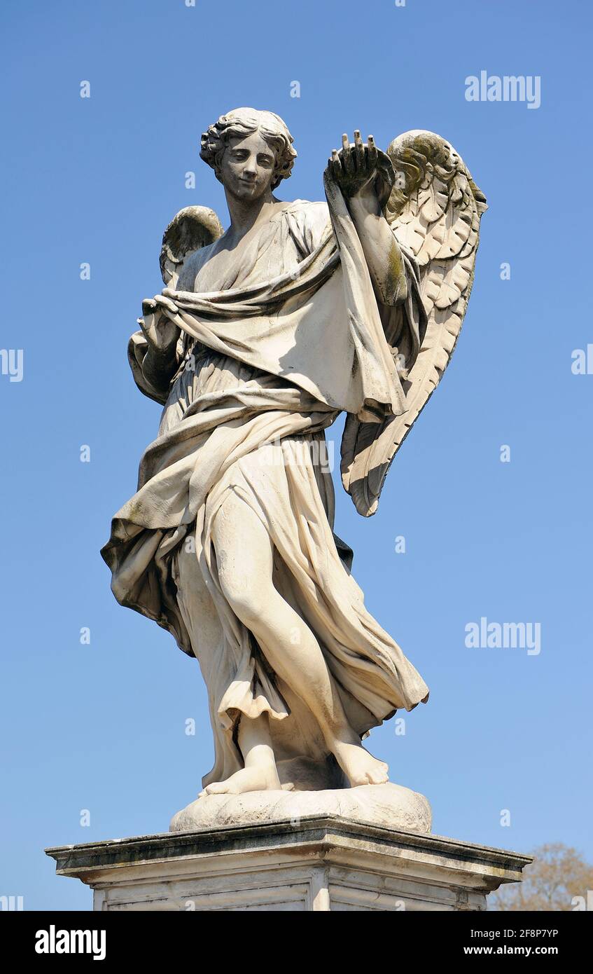 Italia, Roma, Angelo statua su sant'angelo bridge, Angelo con il sudarium Foto Stock