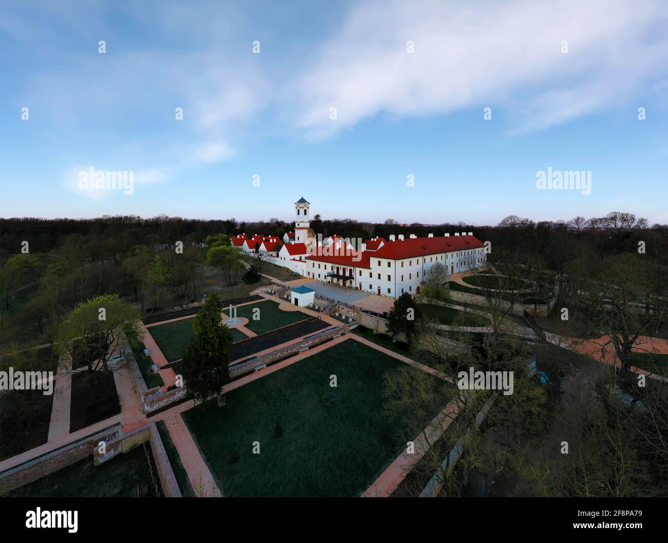 Monastero di Kamadul a Majk Ungheria il famoso monastero barocco camaldolese in una mattina di primavera dalla vista aerea. Bella attrazione nei pressi di Oroszlany Foto Stock