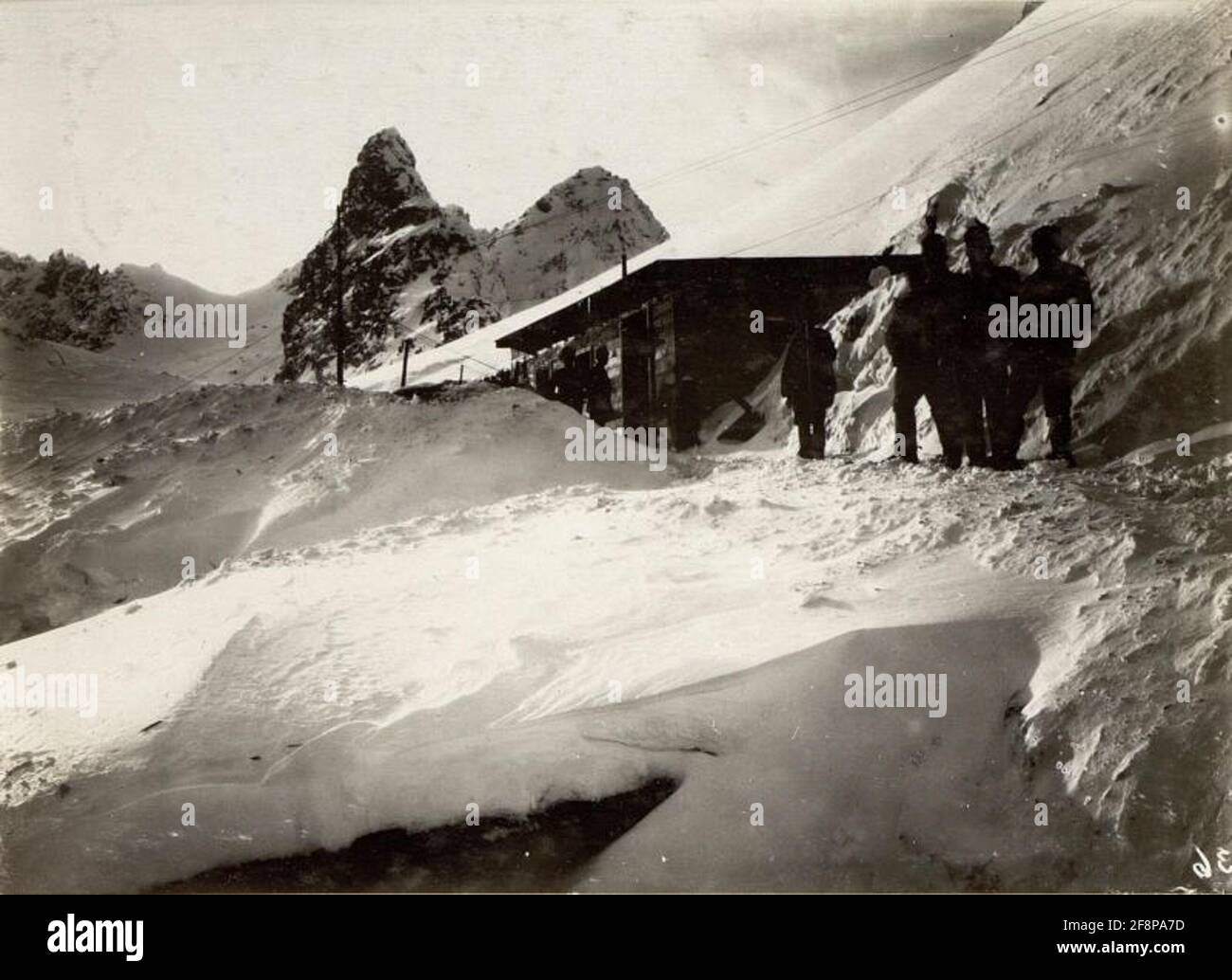 Passo paradisi, ufficiale baracche si affaccia sulla neve e piccolo Castellaccio. Foto Stock