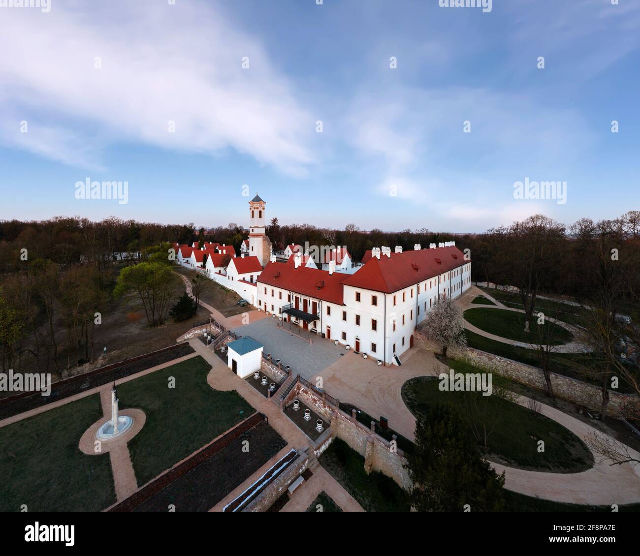 Monastero di Kamadul a Majk Ungheria il famoso monastero barocco camaldolese in una mattina di primavera dalla vista aerea. Bella attrazione nei pressi di Oroszlany Foto Stock