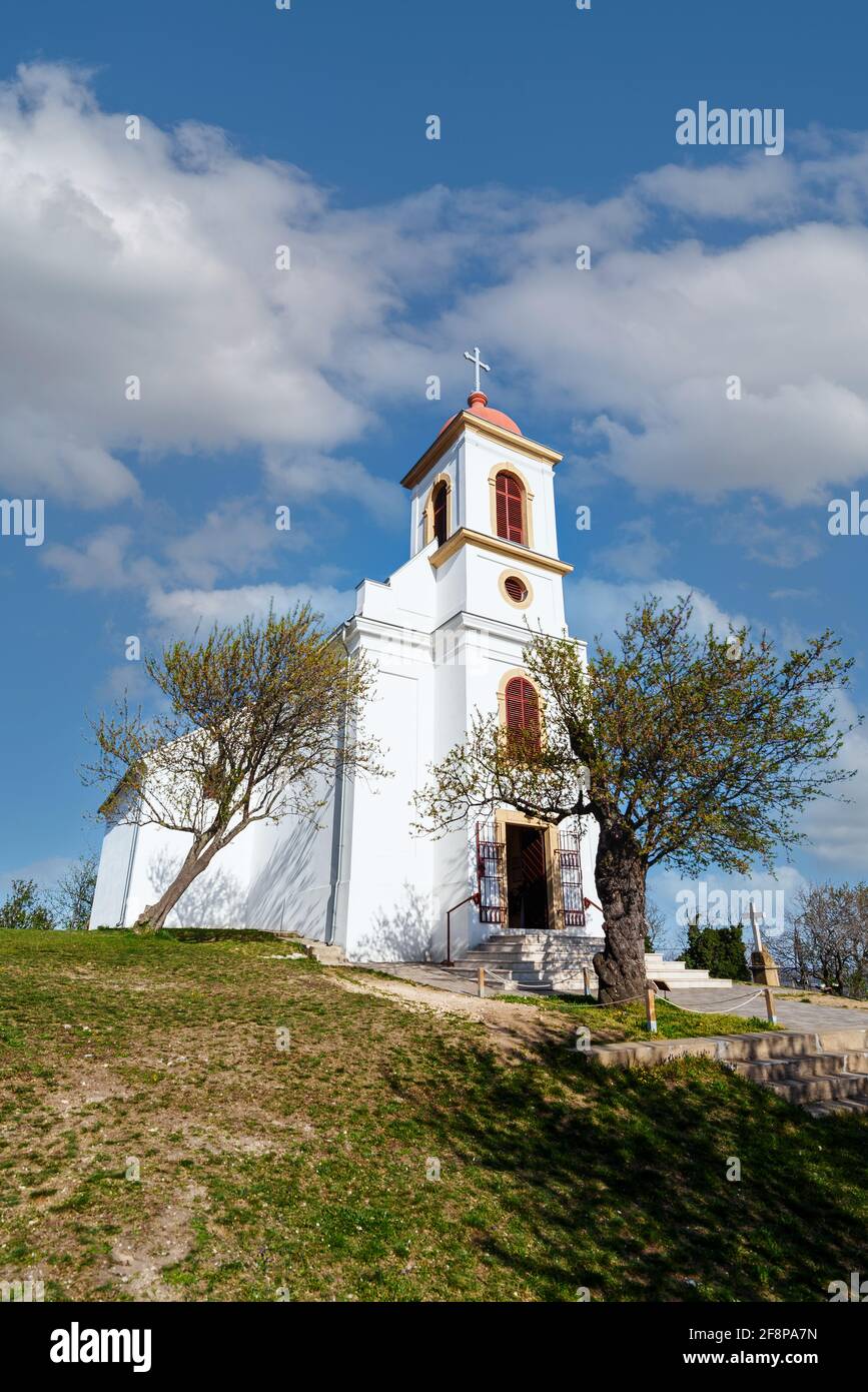 Chiesa di nostra Signora della neve in Havi collina Pecs Città Ungheria. Incredibile punto panoramico per la città. Un famoso vecchio albero di mandorle si trova sul lato destro. Foto Stock