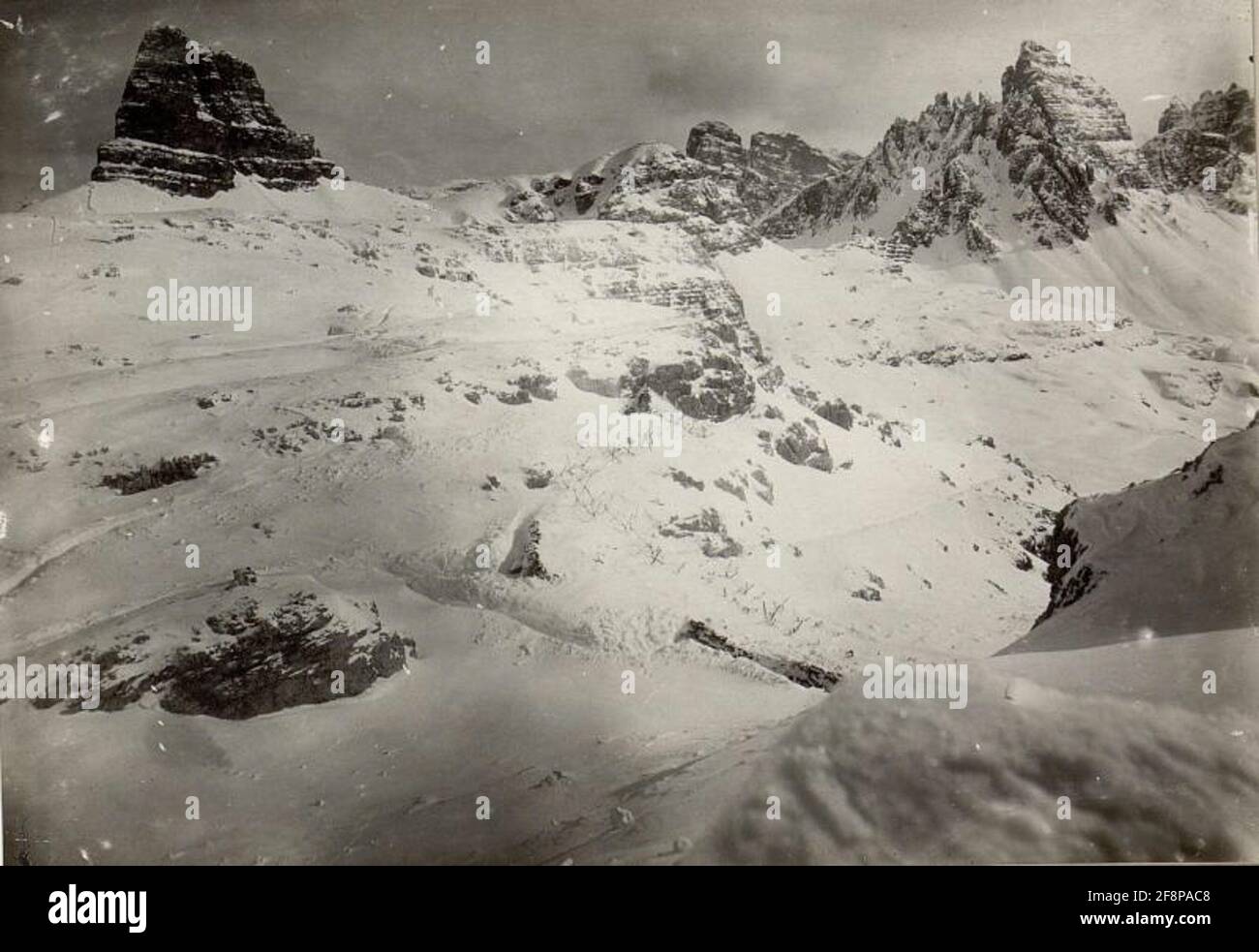 Posizioni sul pianoro intermedio con toblingnoden, Sexton Stein e Paternkofel. Foto Stock