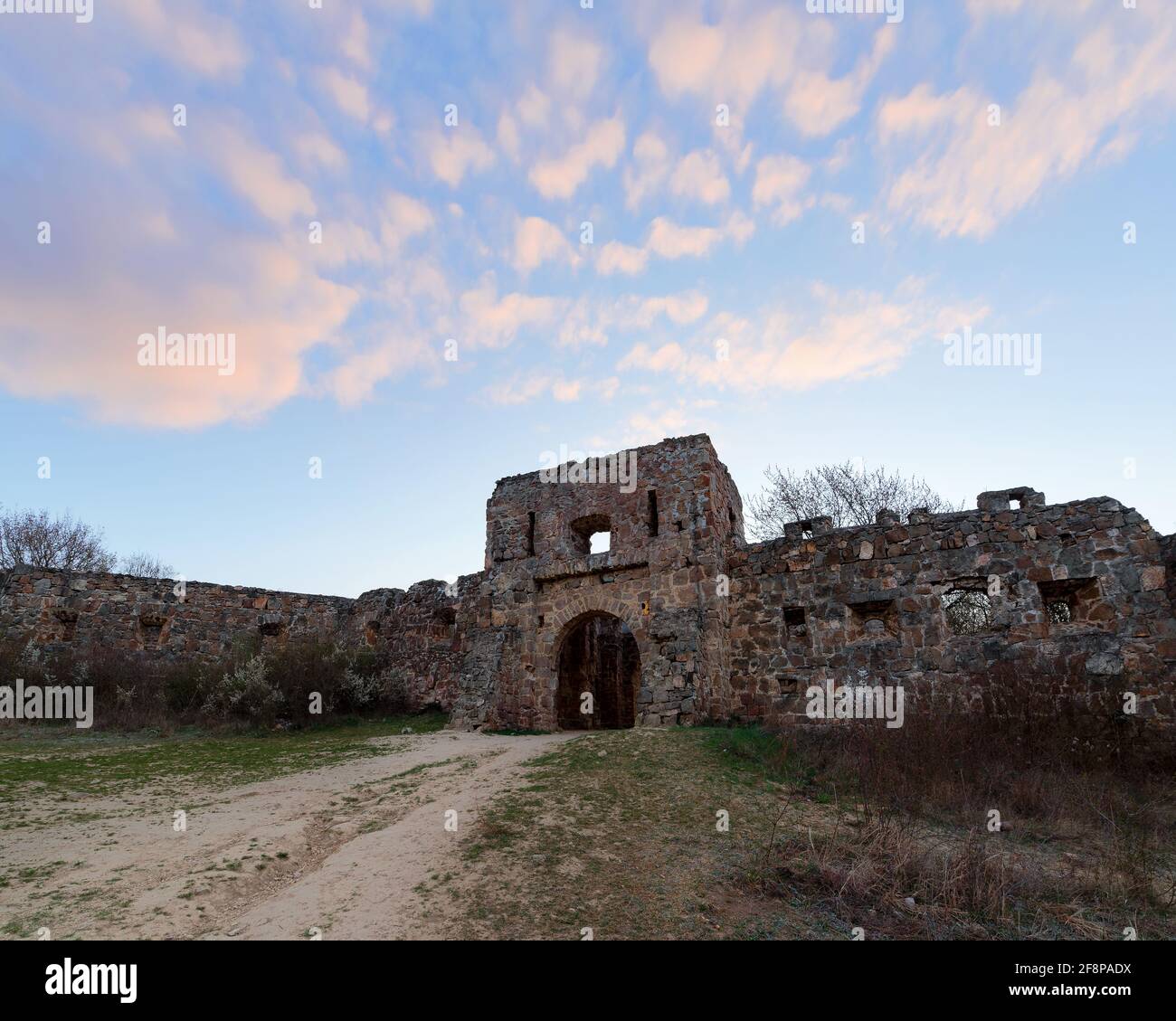 Queste rovine sono il castello di Eger copia. Realizzato per le riprese cinematografiche storiche ungheresi. Il film è il siegle di Eger castello. Foto Stock