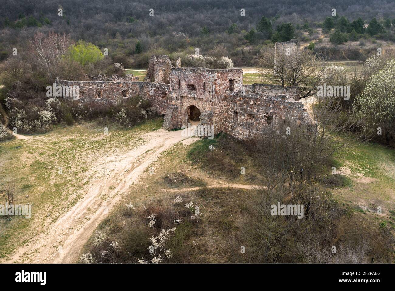 Queste rovine sono il castello di Eger copia. Realizzato per le riprese cinematografiche storiche ungheresi. Il film è il siegle di Eger castello. Foto Stock