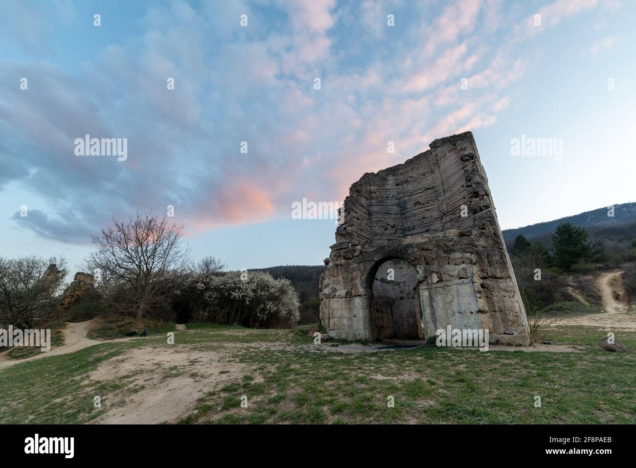 Queste rovine sono il castello di Eger copia. Realizzato per le riprese cinematografiche storiche ungheresi. Il film è il siegle di Eger castello. Foto Stock
