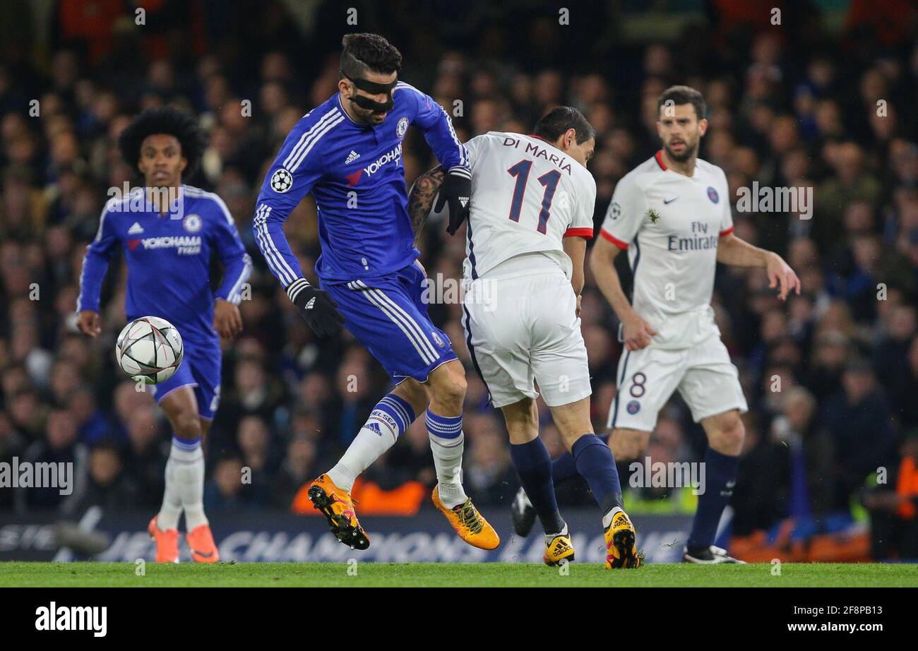 Diego Costa di Chelsea e Angel di Maria di Paris Saint-Germain (11) si scontrano durante il round della UEFA Champions League del 16 tra Chelsea e Paris Saint-Germain a Stamford Bridge a Londra. 9 marzo 2016. Foto Stock