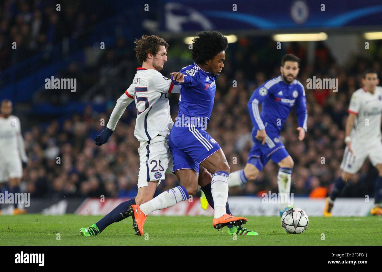 Willan of Chelsea (blu) corre con la palla durante la partita della UEFA Champions League del 16 tra Chelsea e Paris Saint-Germain a Stamford Bridge a Londra. 9 marzo 2016. Foto Stock