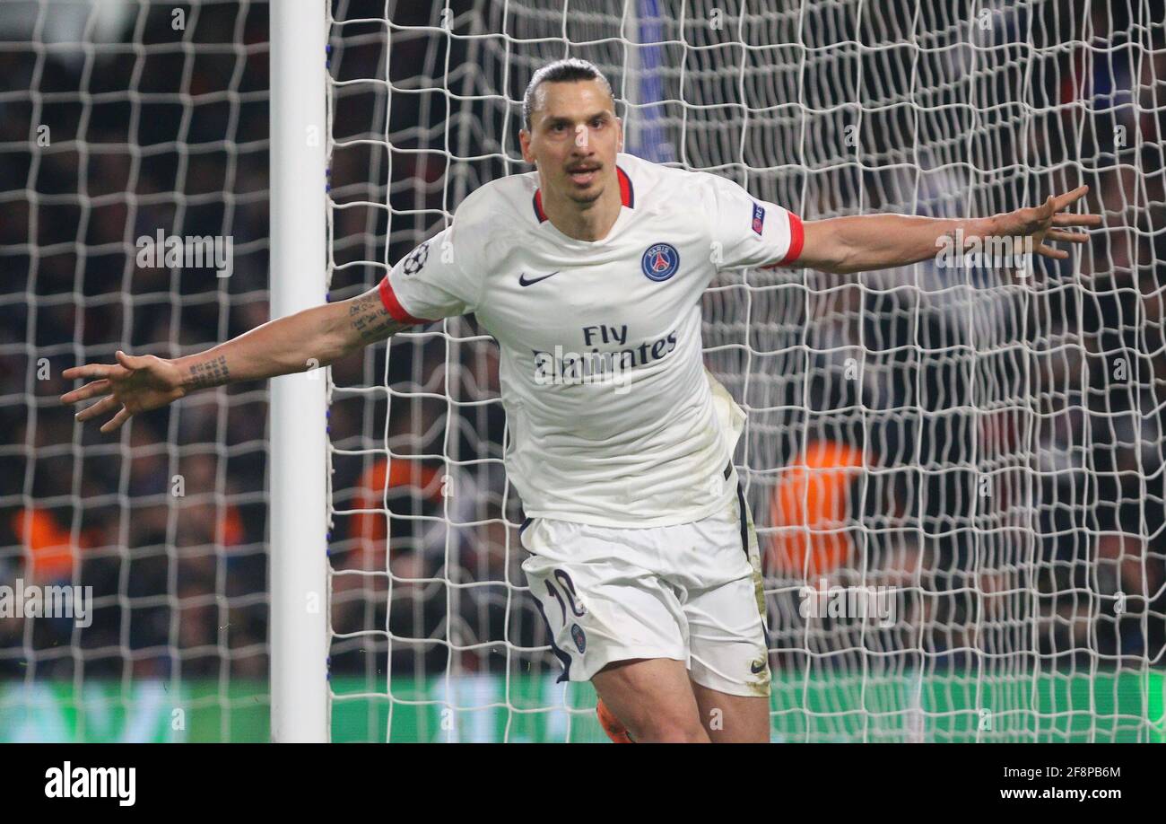 Zlatan Ibrahimovic di Parigi Saint-Germain celebra il punteggio durante la partita della UEFA Champions League del 16 tra Chelsea e Paris Saint-Germain presso il ponte Stamford a Londra. 9 marzo 2016. Foto Stock