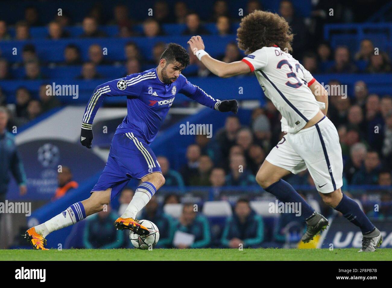 Diego Costa of Chelsea (blu) corre con la palla durante la partita della UEFA Champions League del 16 tra Chelsea e Paris Saint-Germain a Stamford Bridge a Londra. 9 marzo 2016. Foto Stock