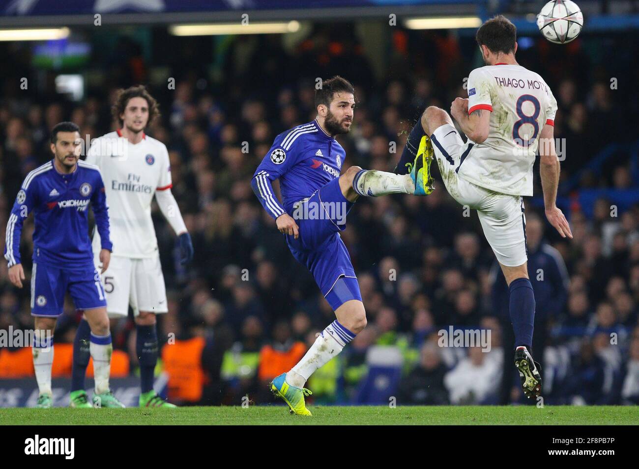Cesc Fabregas di Chelsea (blu) sfida per una palla alta con Thiago Motta di Parigi Saint-Germain durante la partita della UEFA Champions League del 16 tra Chelsea e Paris Saint-Germain a Stamford Bridge a Londra. 9 marzo 2016. Foto Stock