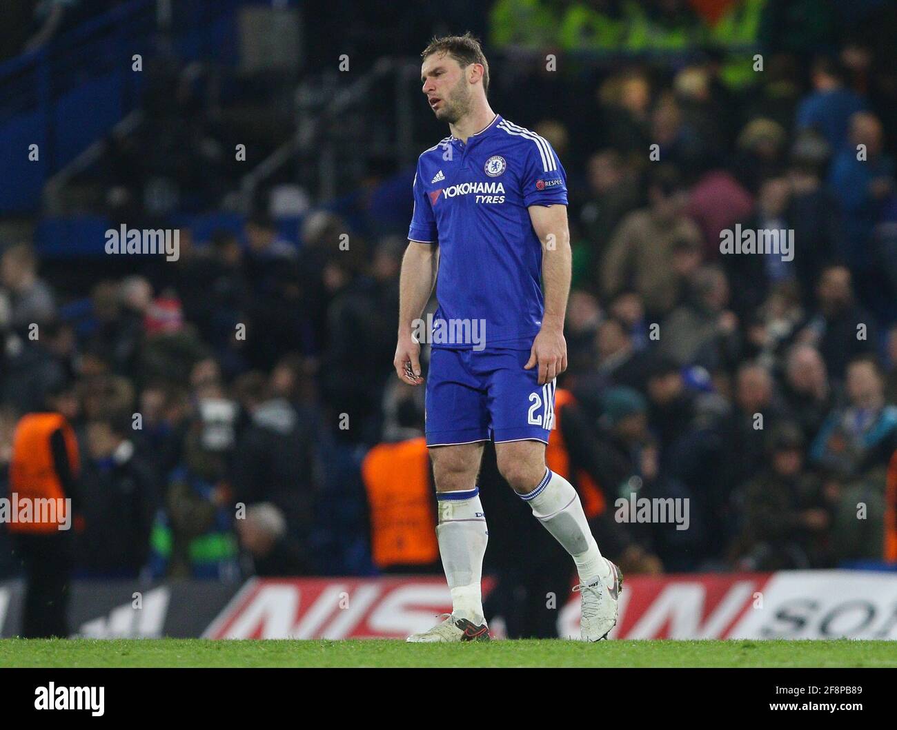 Branislav Ivanovic di Chelsea ha debuttato dopo il fischio finale durante la partita della UEFA Champions League del 16 tra Chelsea e Paris Saint-Germain a Stamford Bridge a Londra. 9 marzo 2016. Foto Stock