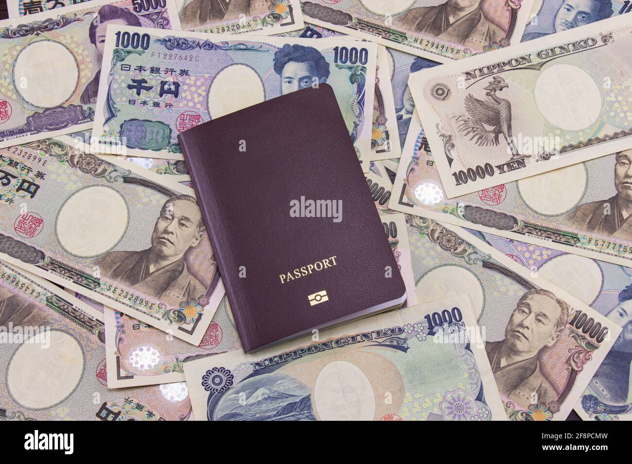 Passaporto internazionale sulle note di valuta giapponese contesto, affari finanziari di moneta giapponese. Foto Stock