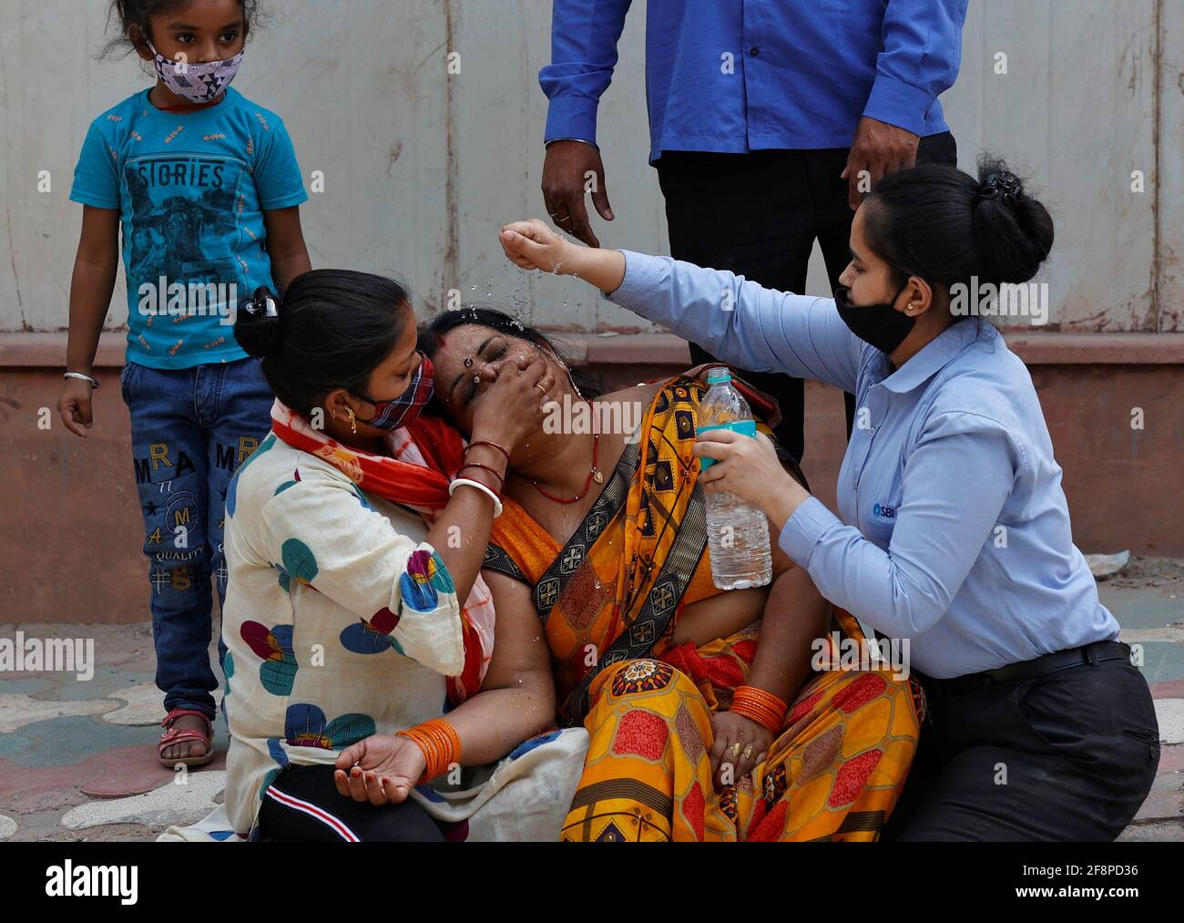 Una donna è consolata dopo che suo marito è morto a causa della malattia del coronavirus (COVID-19) fuori di un mortuario di un ospedale COVID-19 a Nuova Delhi, India, 15 aprile 2021. REUTERS/Danese Siddiqui Foto Stock