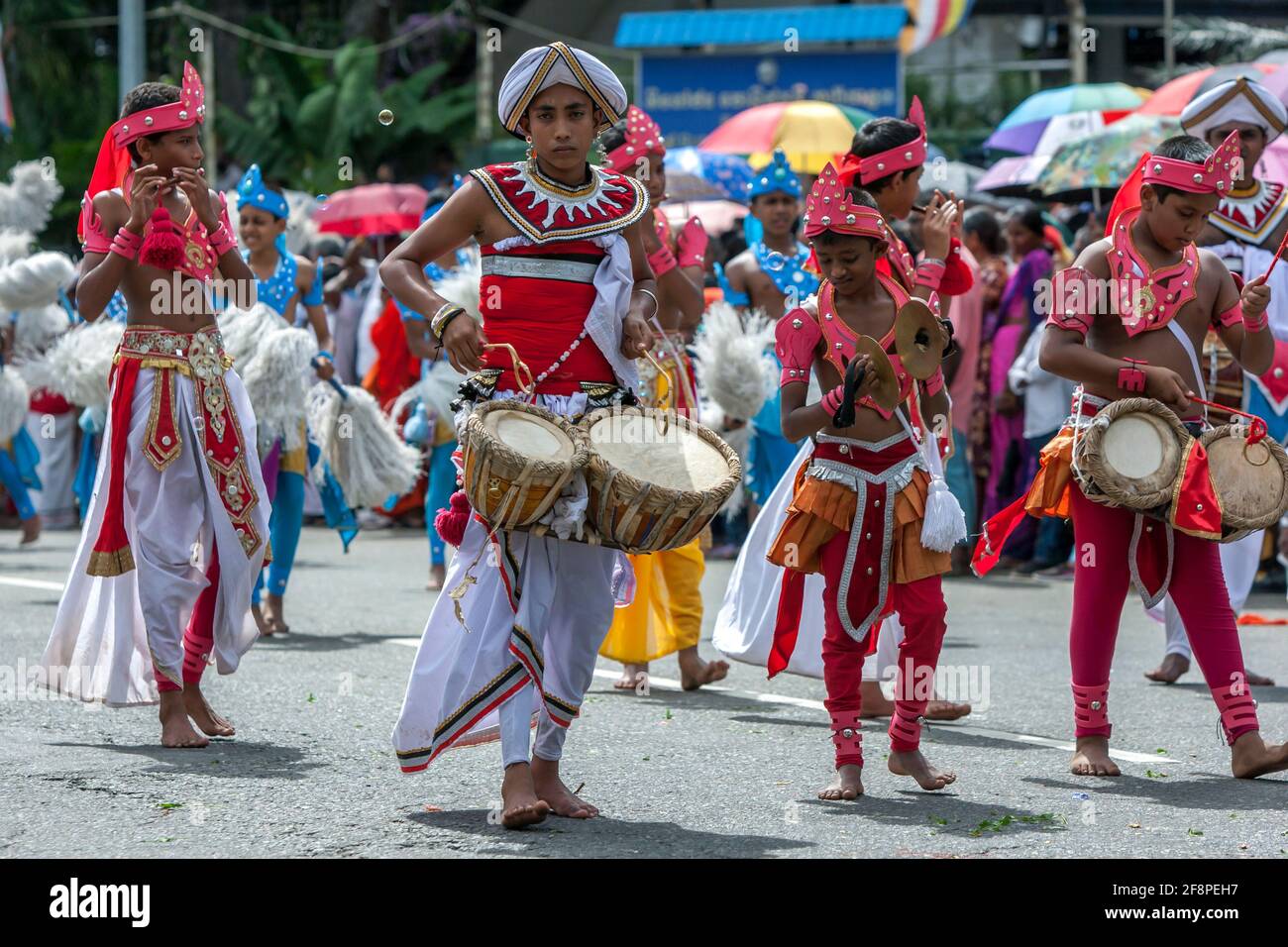 I giocatori di Thammattam, un giocatore di Cymbal e un giocatore di flauto si esibiscono durante il giorno Perahera a Kandy in Sri Lanka. Foto Stock