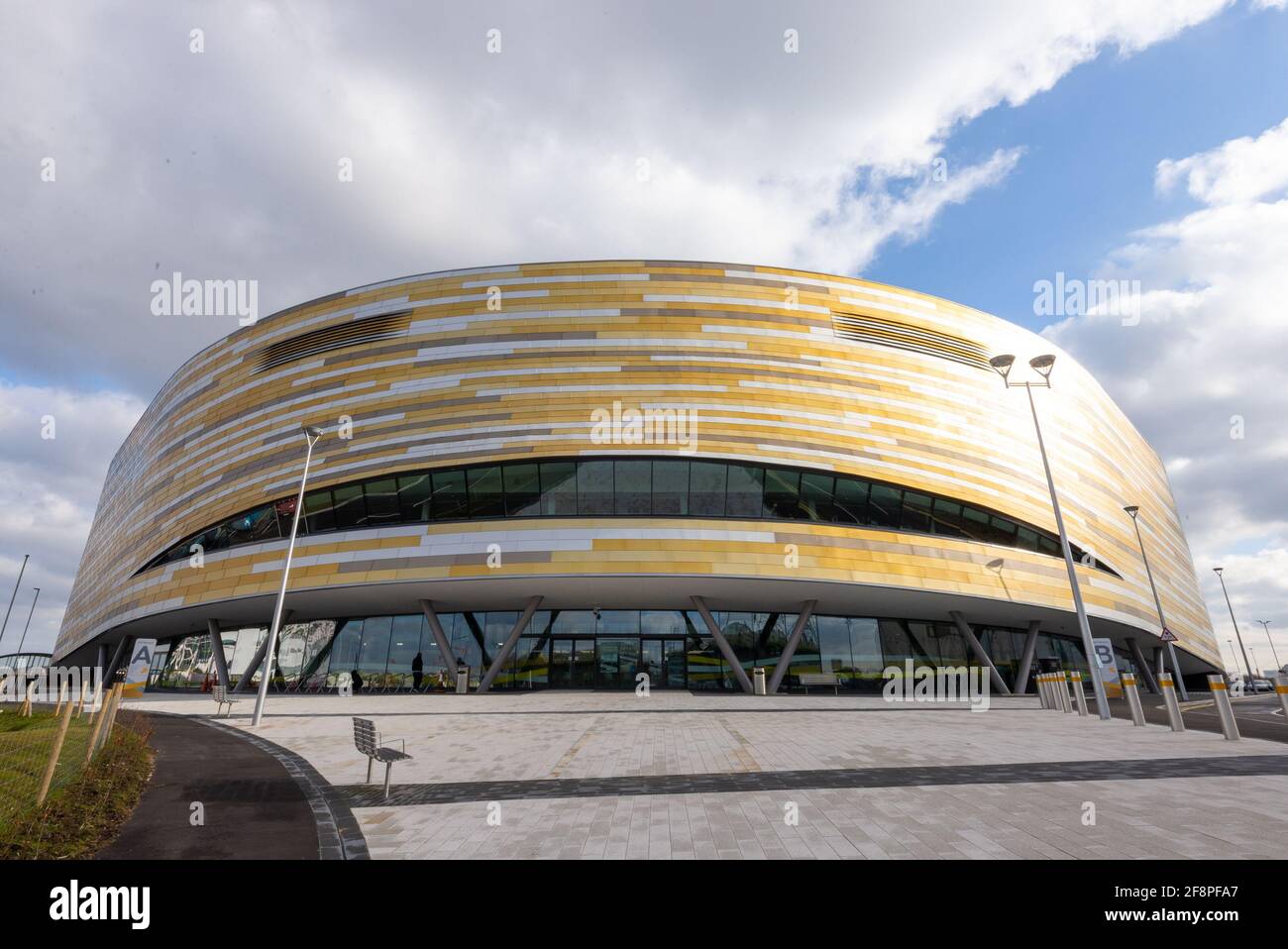 Derby Velodrome, Pride Park - Derbyshire, visto in una giornata di sole con copertura nuvolosa Foto Stock