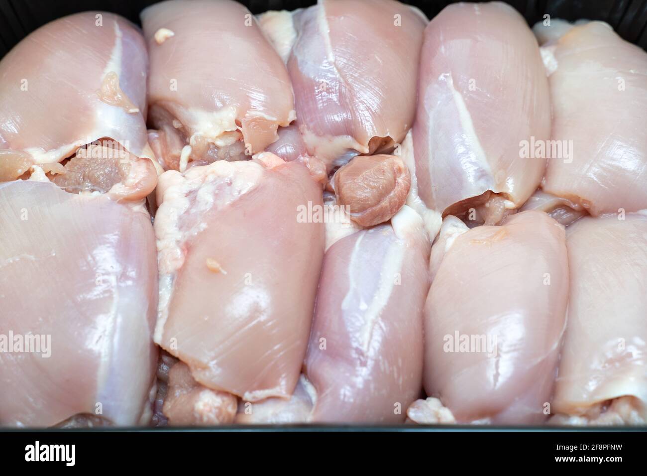 Fele coscia di pollo primo piano. Cucina, cibi crudi. Foto Stock