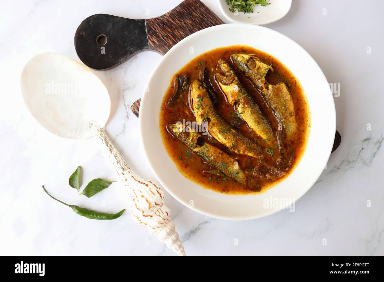 Curry di pesce indiano. Curry bianco di pesce di mullet fatto con mango essiccato e spezie indiane. Conosciuto anche come curry di pesce di Boi. Spazio di copia. Foto Stock