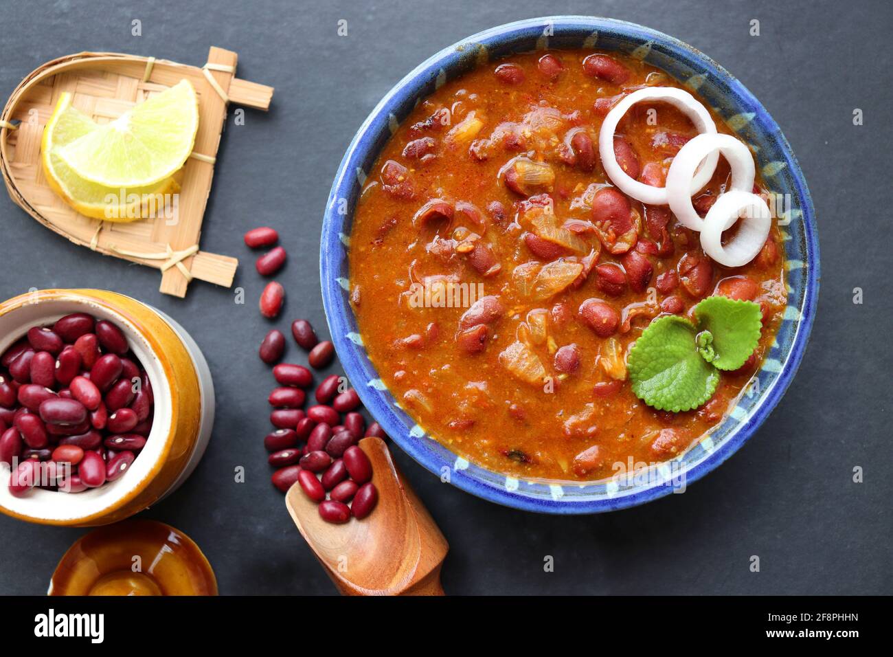 Il curry di Raja è un alimento popolare dell'India del nord. Raja è un fagiolo rosso cotto con cipolle, pomodori e una speciale miscela di spezie. Foto Stock