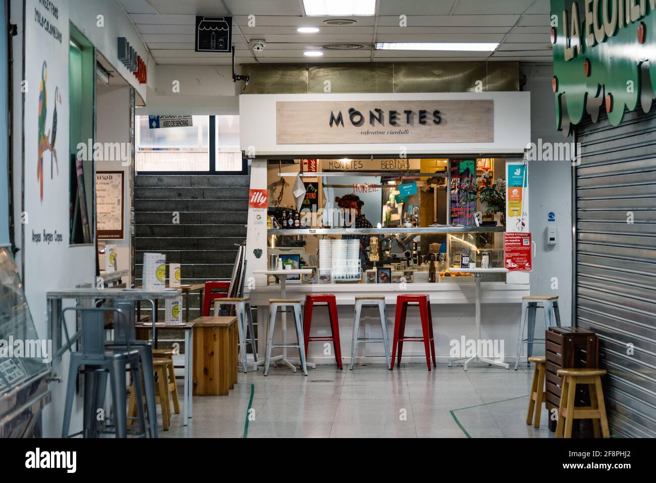 Madrid, Spagna - 31 gennaio 2021: Piccolo ristorante all'interno del mercato alimentare di Santa Isabel, Anton Martin. Vuoto durante le restrizioni per la vaschetta di Coronavirus Foto Stock