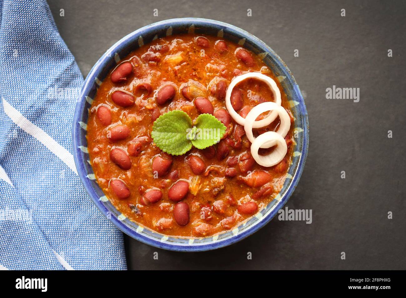 Il curry di Raja è un alimento popolare dell'India del nord. Raja è un fagiolo rosso cotto con cipolle, pomodori e una speciale miscela di spezie. Foto Stock