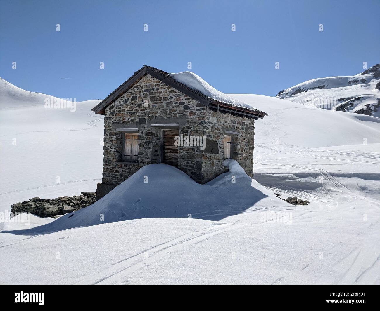 tour con sci in austria, vicino al confine con la svizzera, vecchia dogana sul passo del plasseggen. Meraviglioso paesaggio invernale Foto Stock