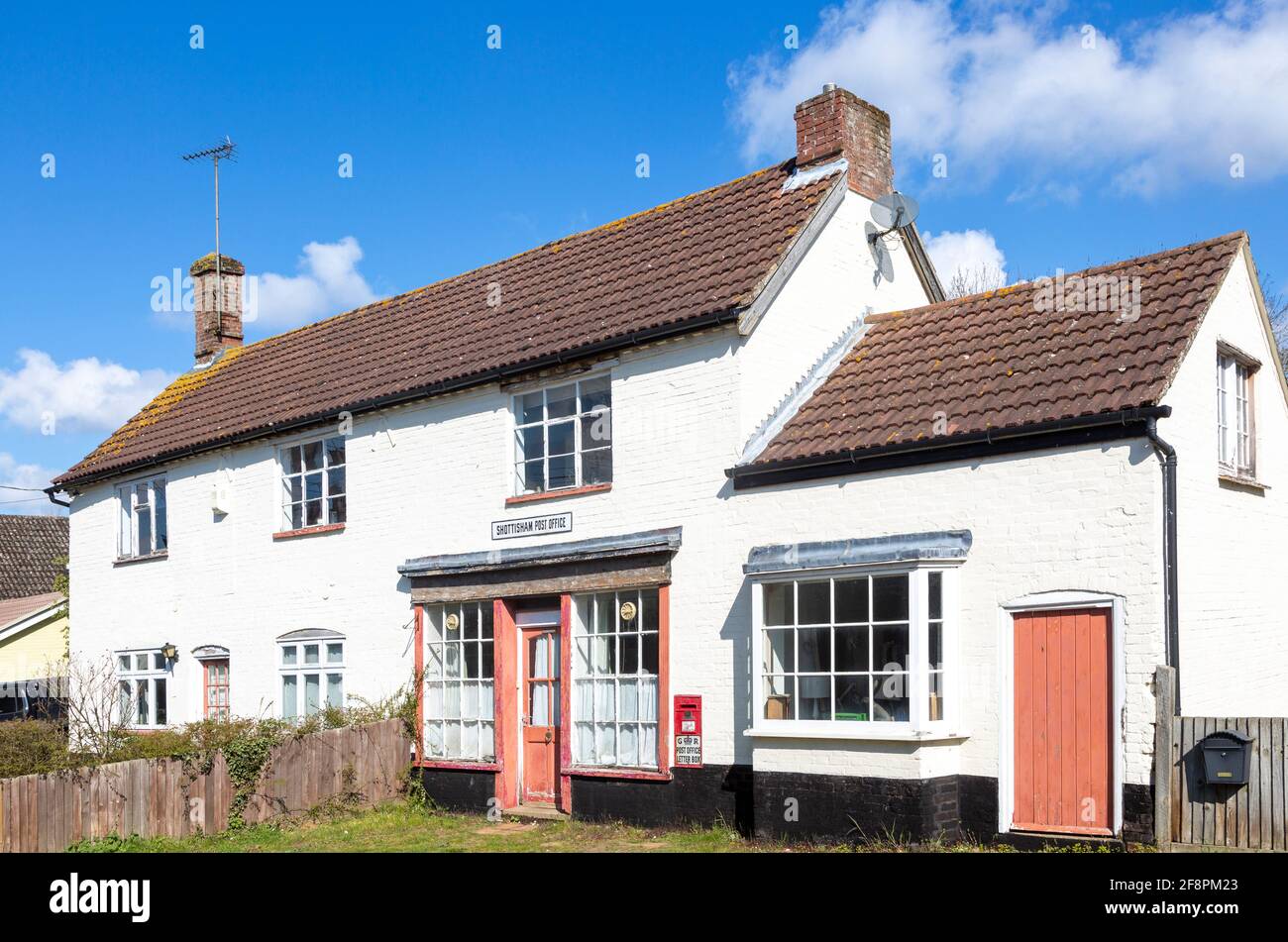 Chiuso il negozio del villaggio e Post Offcie, Shottisham, Suffolk, Inghilterra, Regno Unito Foto Stock