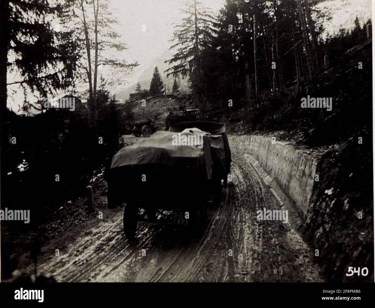 30.5cm mortaio passa serpentina nel Gadertal, 21.6.1916. . Foto Stock