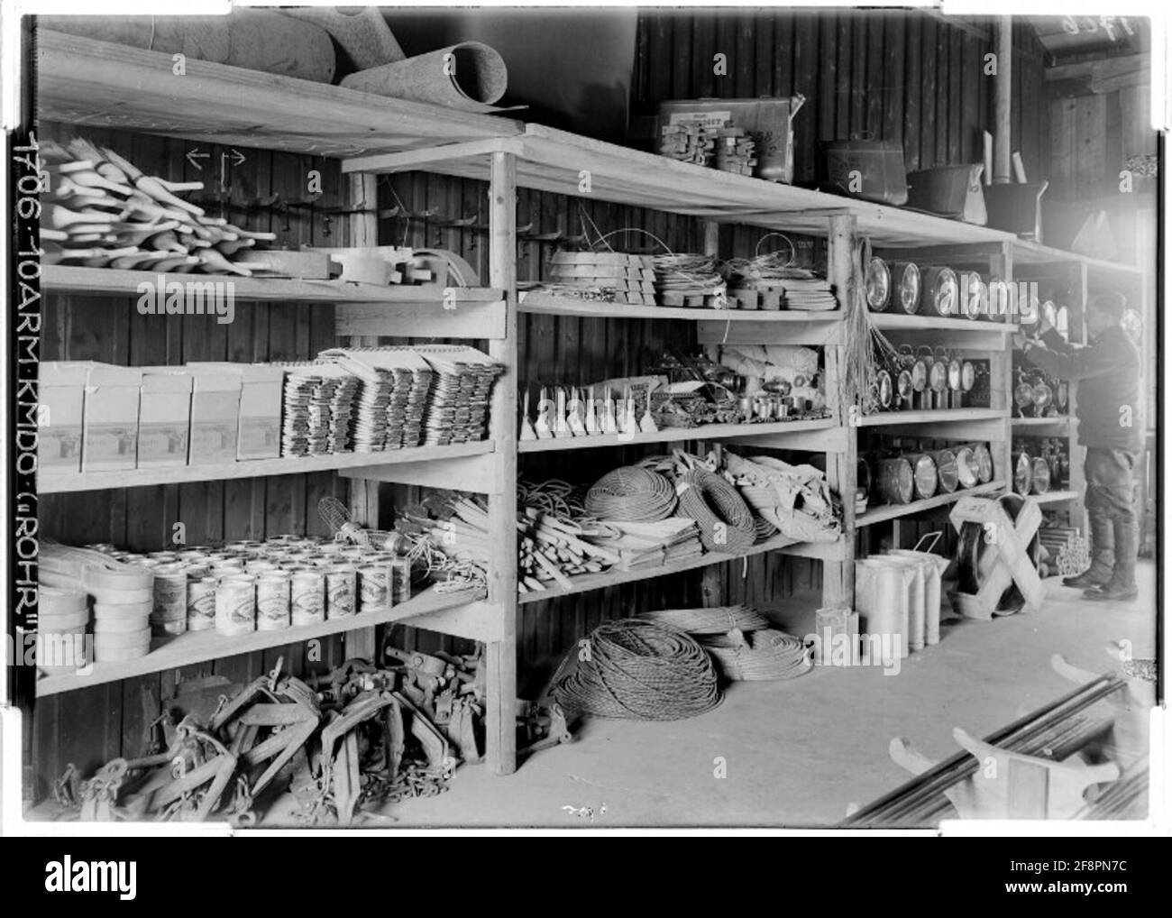 Deposito dei materiali del decimo Commando dell'esercito nel K.U.K. Officina di auto elettrica di Behelf a Villach fotografo: 10° comando dell'esercito (pipe). Foto Stock