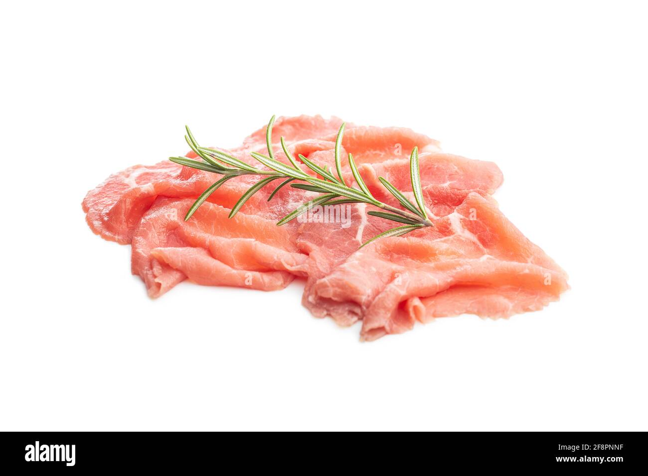 Carpaccio a fette. Carne di manzo grezza isolata su fondo bianco. Foto Stock