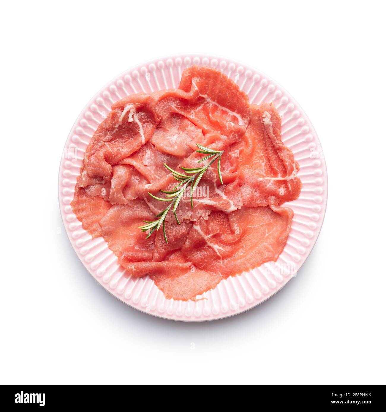 Carpaccio a fette. Carne di manzo cruda su piastra isolata su fondo bianco. Foto Stock