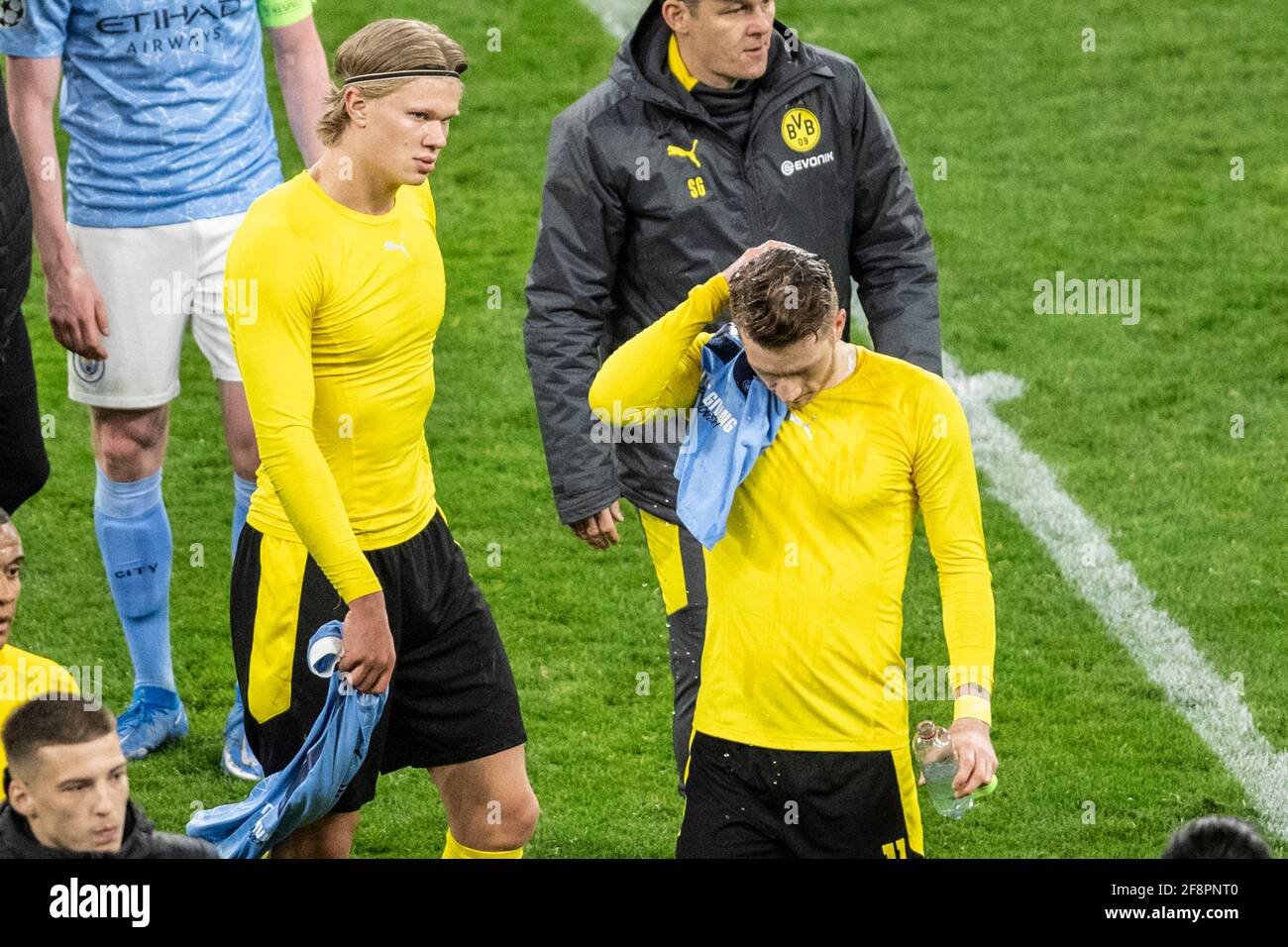 Dortmund, Signal Iduna Park, 14.04.21: Marco Reus (BVB) (R) und Erling Haaland (BVB) enttäuscht nach dem Spiel Champions League Borussia Dortmund vs Foto Stock