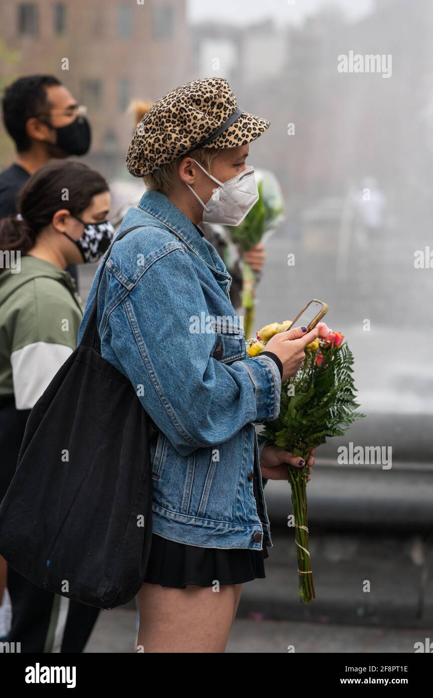 New York City, Stati Uniti. 14 Apr 2021. Molti si sono arenati a piangere alla vigilia della morte di Daunte Wright, un uomo nero di 20 anni sparato durante una fermata del traffico per le etichette scadute nel Brooklyn Center. (Foto di Steve Sanchez/Pacific Press) Credit: Pacific Press Media Production Corp./Alamy Live News Foto Stock