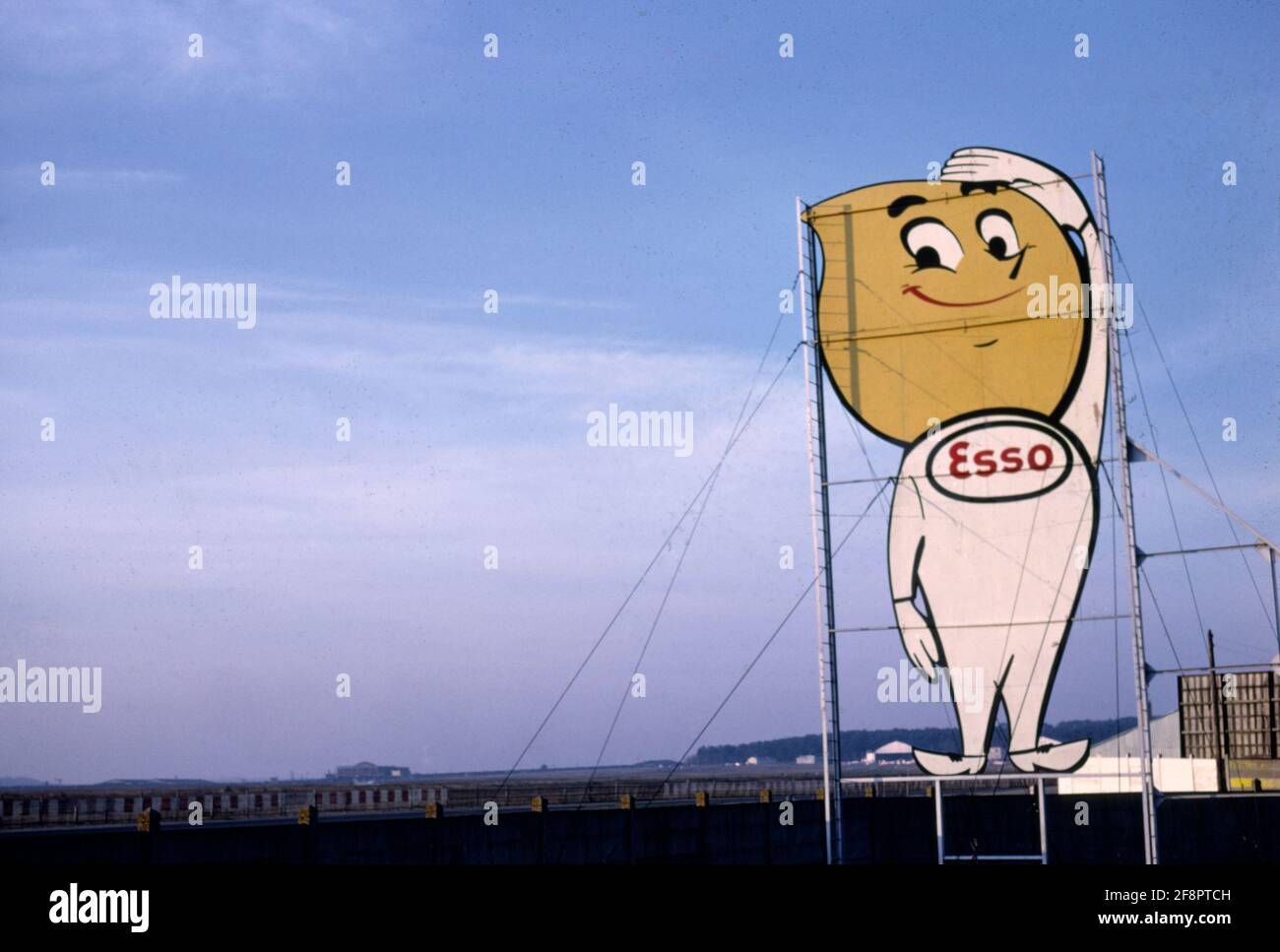 STAZIONE GAZ CON LOGO ESSO VINTAGE DURANTE GLI ANNI '60 - ESSO LOGO - VINTAGE - KODAKCHROME ARCHIVIO DIAPOSITIVE A COLORI © FRÉDÉRIC BEAUMONT Foto Stock