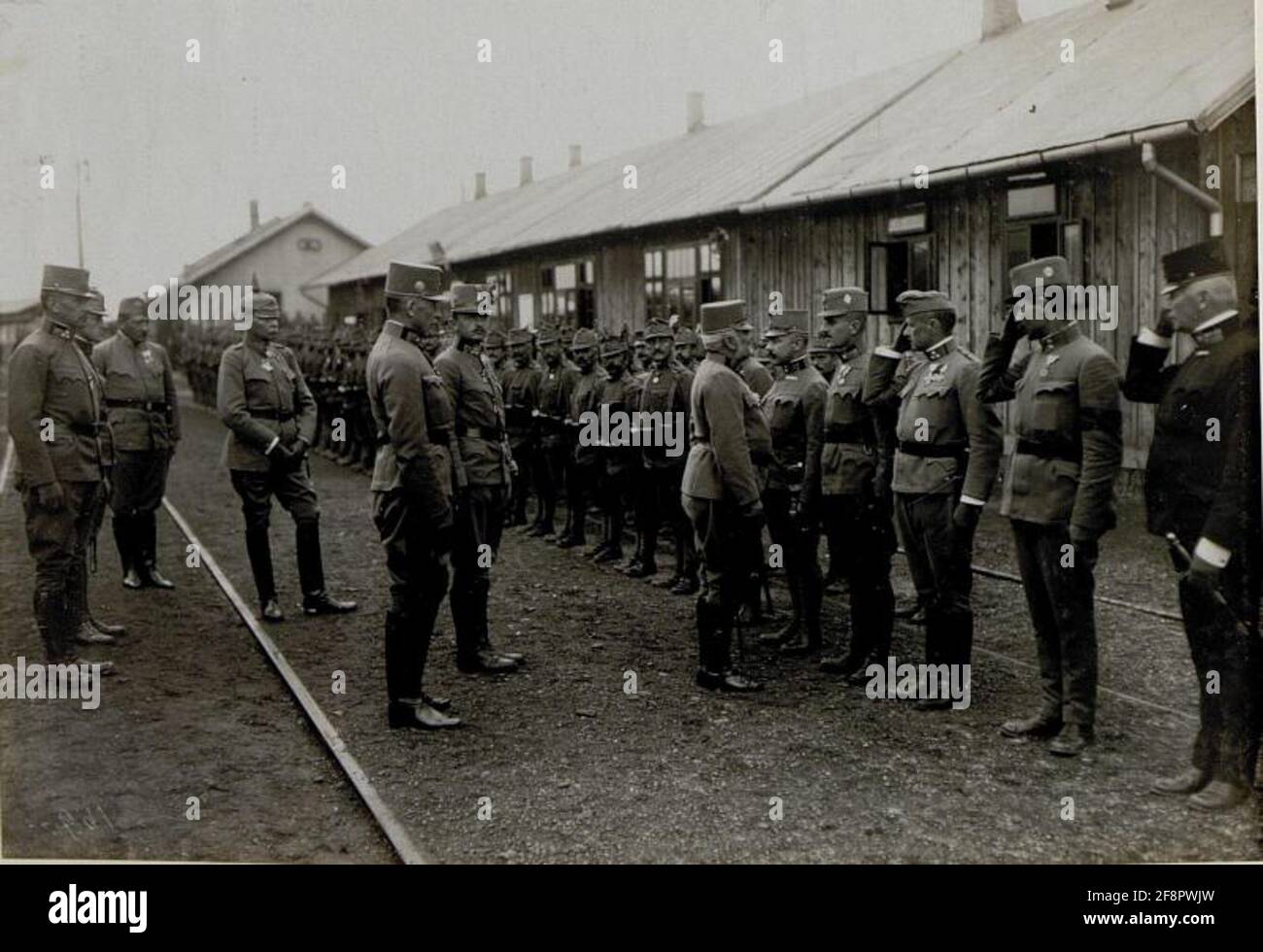 Army Cup l'arciduca Friedrich è accolto all'arrivo a Chodoriw, 14.9.1916. Il Comandante di Sezione, l'arciduca Karl Central, nell'arciduca medio Karl, fu a partire dal giugno 1916, comandante superiore di una sezione del fronte orientale e comandò diversi eserciti tra Brody e i Carpazi. Come parte di questo comandante, l'arciduca Karl ispezionò le sue unità associate. Foto Stock