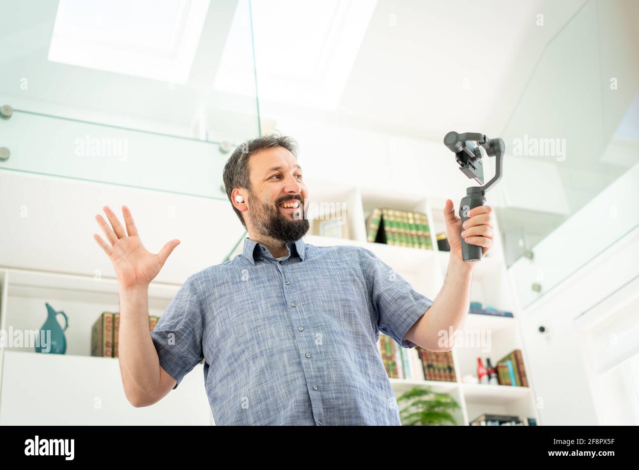Adulto maschio vlogger streaming online a casa Foto Stock