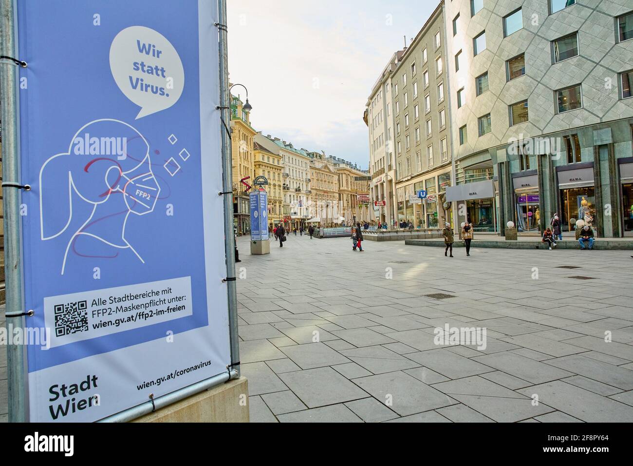 Vienna. 14 Apr 2021. Foto scattata il 14 aprile 2021 mostra i negozi chiusi a Vienna, Austria. La regione della capitale austriaca sta estendendo fino al 2 maggio le severe restrizioni del coronavirus a causa della situazione critica negli ospedali. Credit: Georges Schneider/Xinhua/Alamy Live News Foto Stock