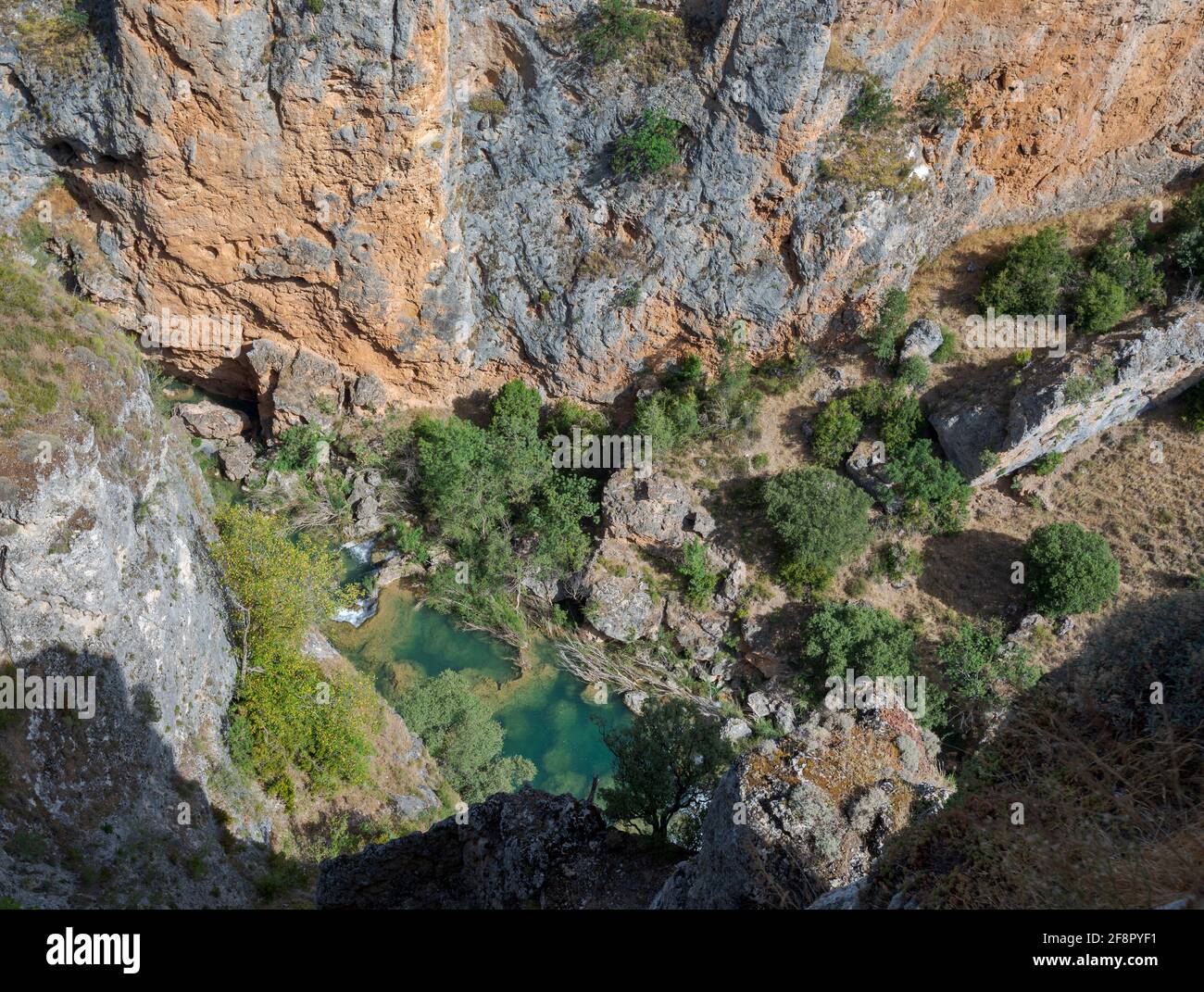 Vista del fiume Jucar dal punto di vista di Ventano del Diablo, in Serrania del Parco Naturale di Cuenca, provincia di Cuenca, Spagna Foto Stock